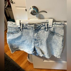 Plus size denim shorts with frayed hem